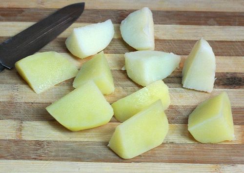 Делаем полуфабрикат в домашних условиях: как долго и как хранить очищенную картошку?