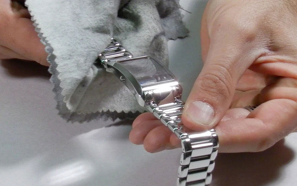 Как почистить браслет часов, чтобы убрать накопившиеся загрязнения Рекомендации для металлических, кожаных, золотых и других изделий