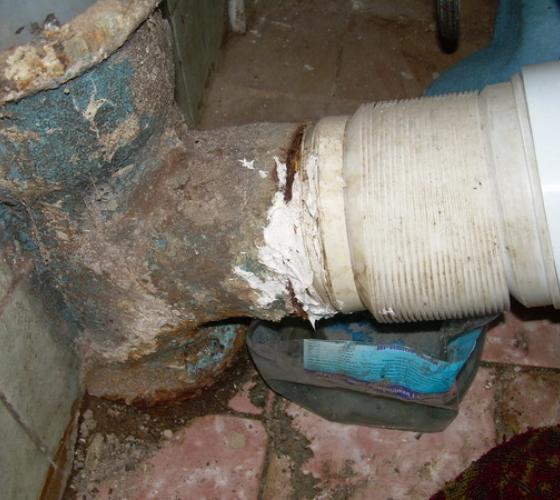 Чем и как заделать трещину в чугунной канализационной и водопроводной трубе, устранение течи в трубах из популярных материалов