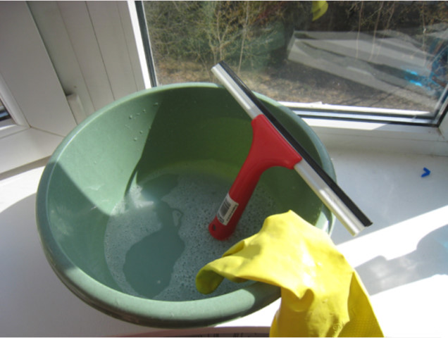 Как мыть окна с нашатырным спиртом без разводов в домашних условиях: рецепт раствора, правила применения