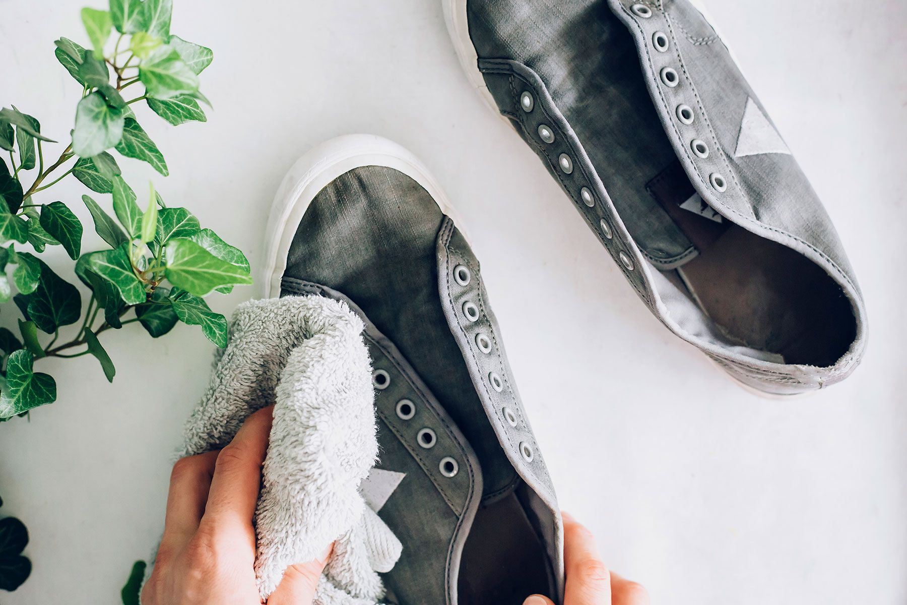 Стираем, чистим и сушим кроссовки из замши в домашних условиях- советы