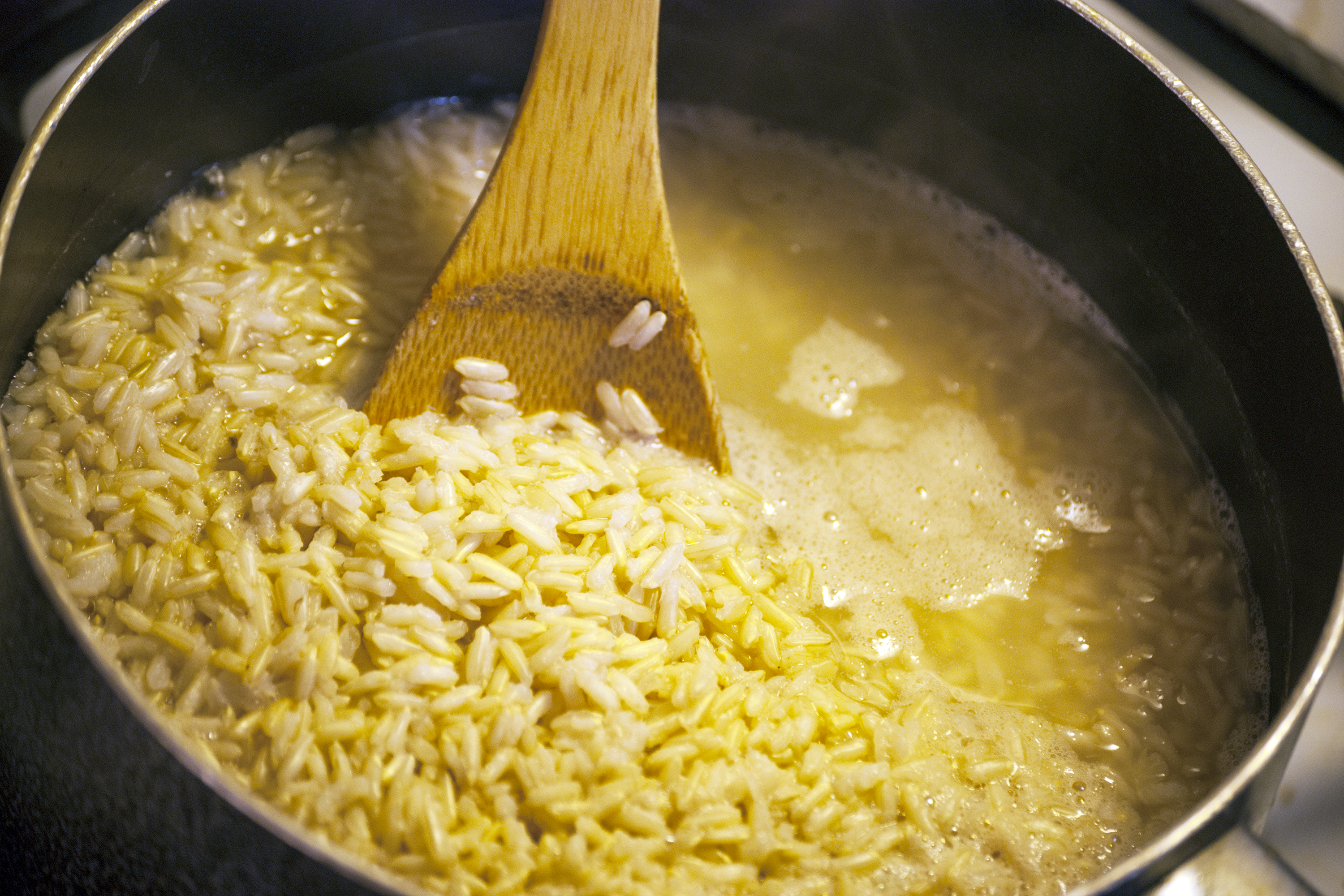 Нужно ли промывать рис после варки и как правильно мыть перед приготовлением, какой водой это делать