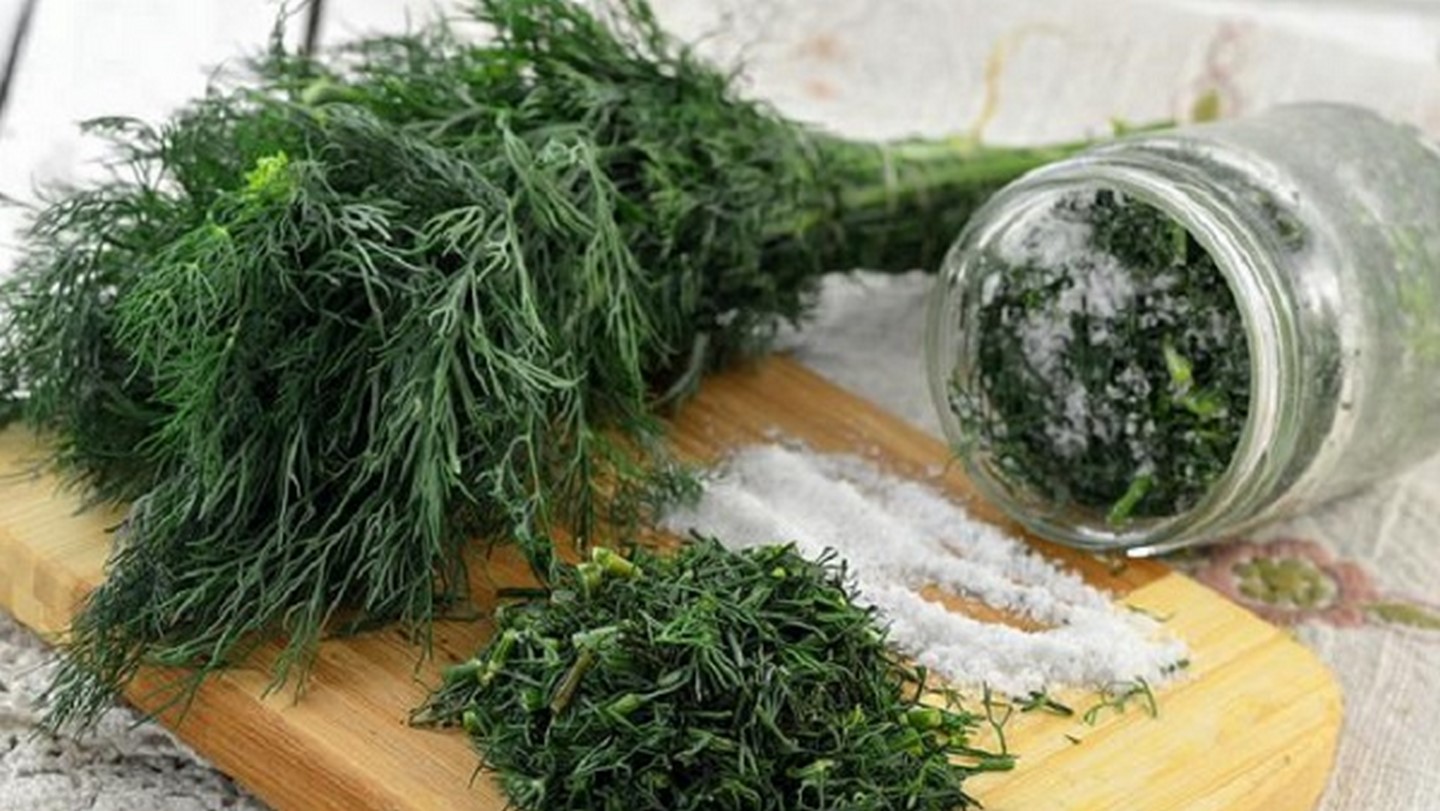 Как заморозить зеленый лук на зиму в морозилке: способы, советы, видео