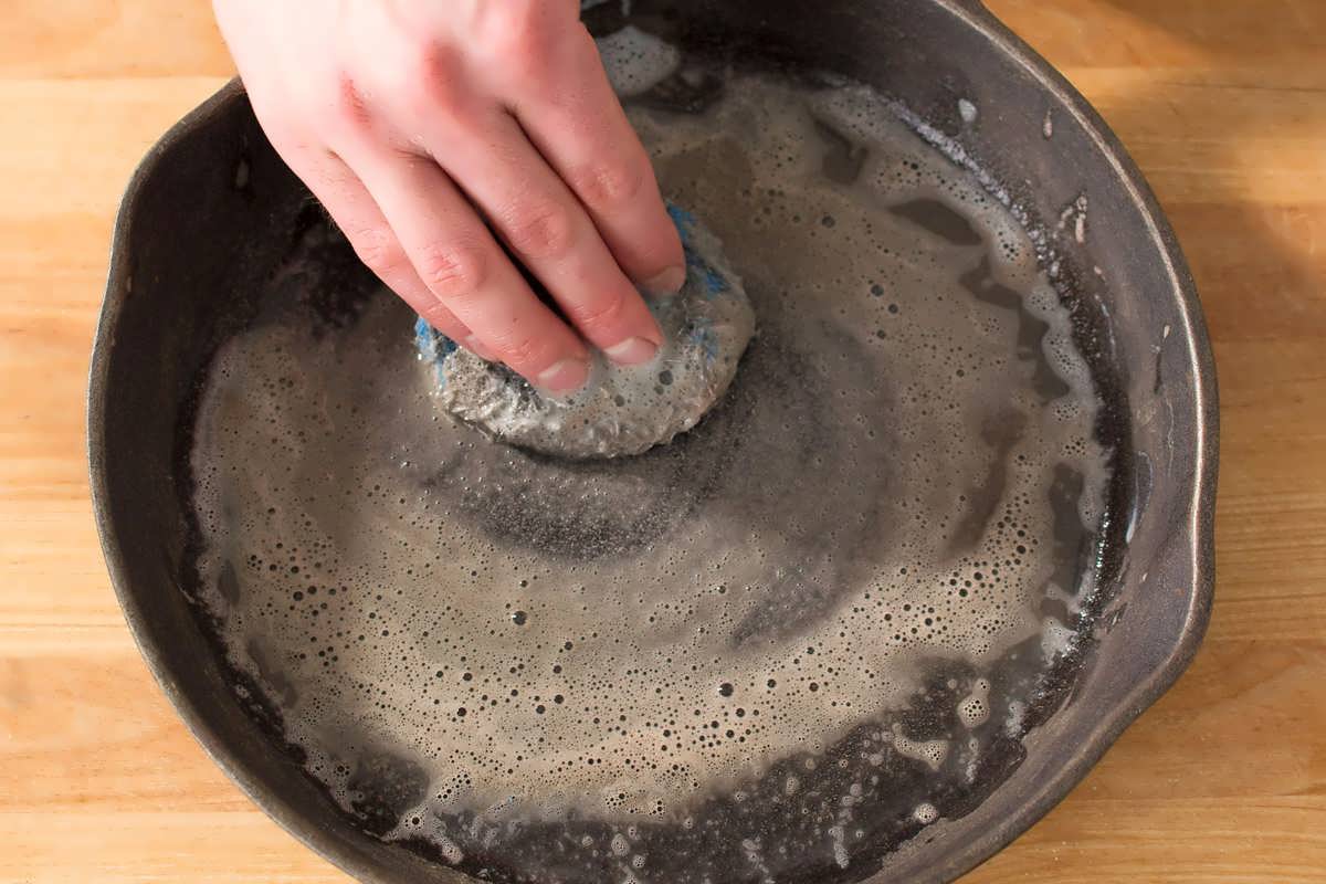 Чугунная сковорода пригорает - что делать: 3 способа устранения проблемы и 4 рецепта