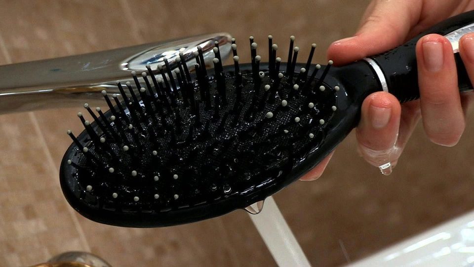 Как почистить расческу от грязи и волос | волосок