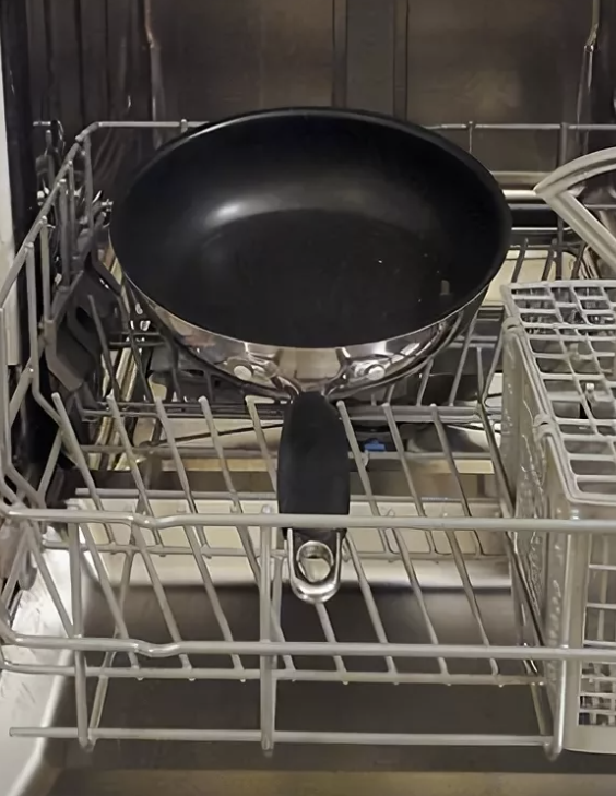 Как почистить тефлоновую сковороду: можно ли мыть от нагара и жира с антипригарным покрытием внутри посудомоечной машины