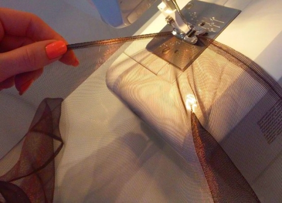 Как правильно подшить тюль на швейной машинке Обычно используют прямую строчку, выполняя двойной подгиб Перед работой ткань необходимо отгладить и подровнять края