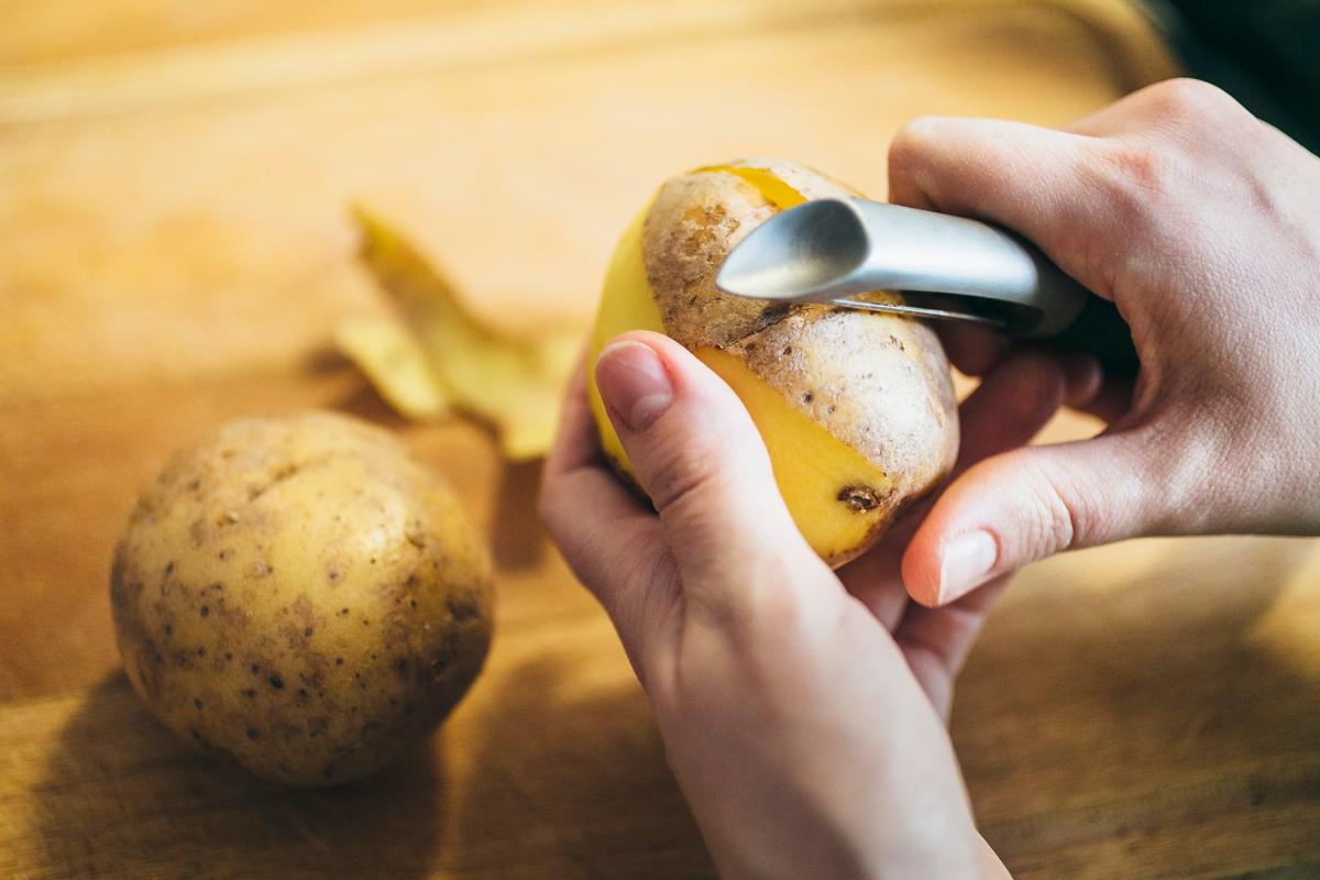 Как почистить картошку обычным кухонным ножом