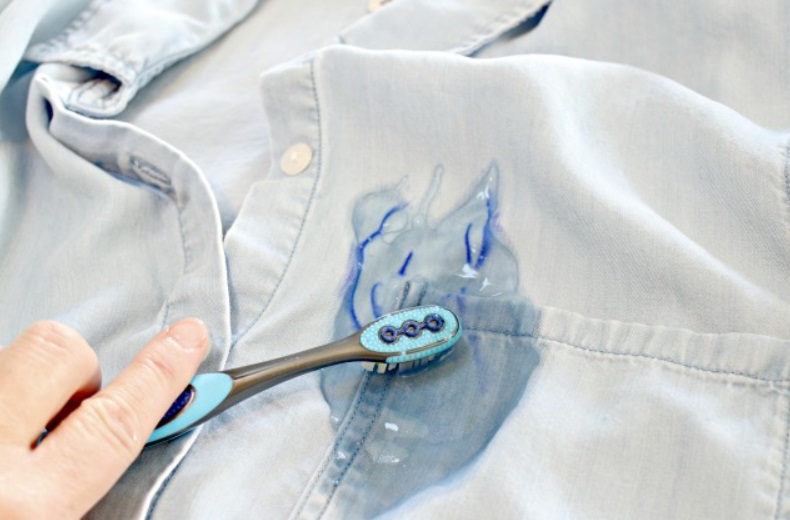 Как удалить пятна от гелевой ручки с одежды, эффективные методы