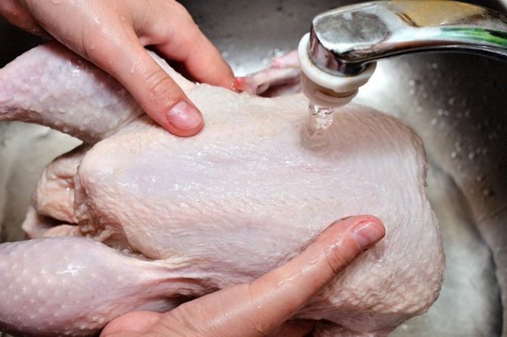 Как быстро разморозить курицу и сделать это правильно в домашних условиях, в том числе без микроволновки + фото и видео