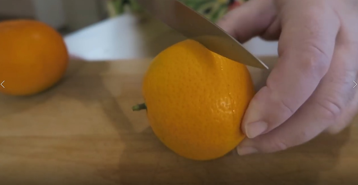 Существует несколько методик как почистить апельсин При этом добраться до сочной мякоти можно очень аккуратно, не разбрызгав при этом сок и не испортив формы долек