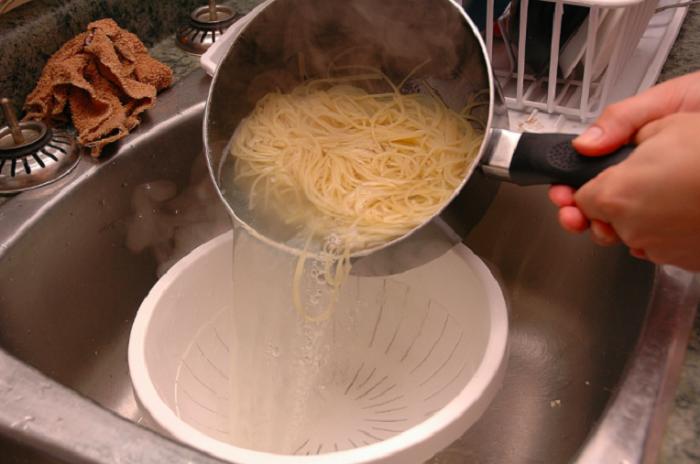 Сливать воду и промывать макароны: какие ошибки мы делаем, готовя пасту