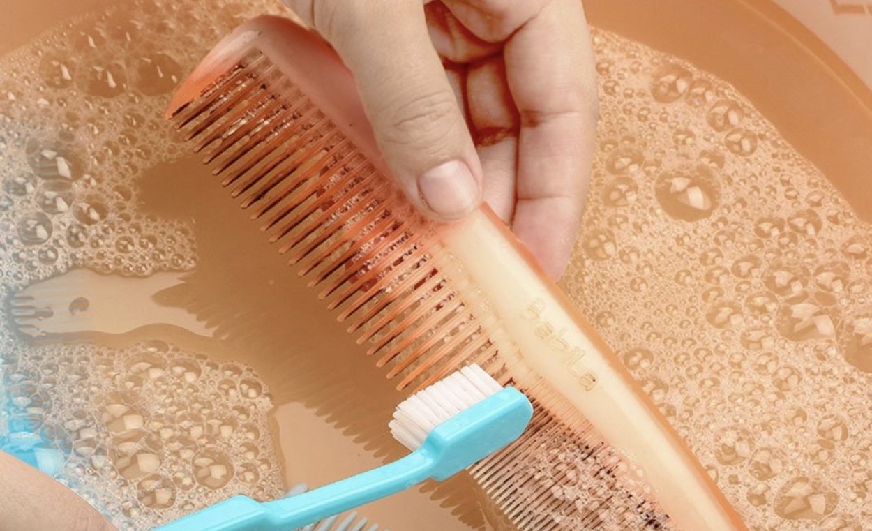 Как почистить расчёску для волос