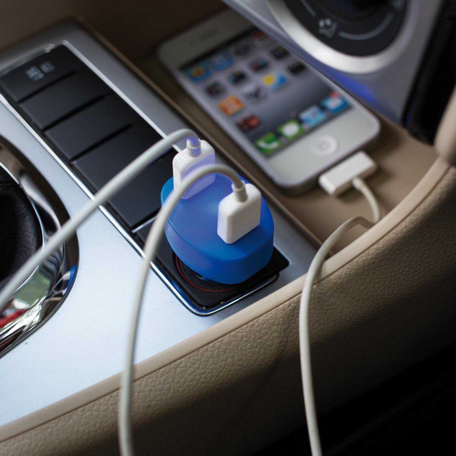 Можно подзаряжать телефон. Зарядка для телефона в машину от прикуривателя. USB В машину. Беспроводная зарядка в прикуриватель автомобиля. Гаджеты для автомобиля.