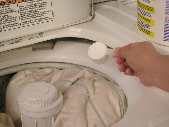 Как постирать подушку (из верблюжей и овечьей шерсти, гречневой шелухи, полиэстера, поролоновую, для беременных и т.д.): в стиральной машине-автомат и руками