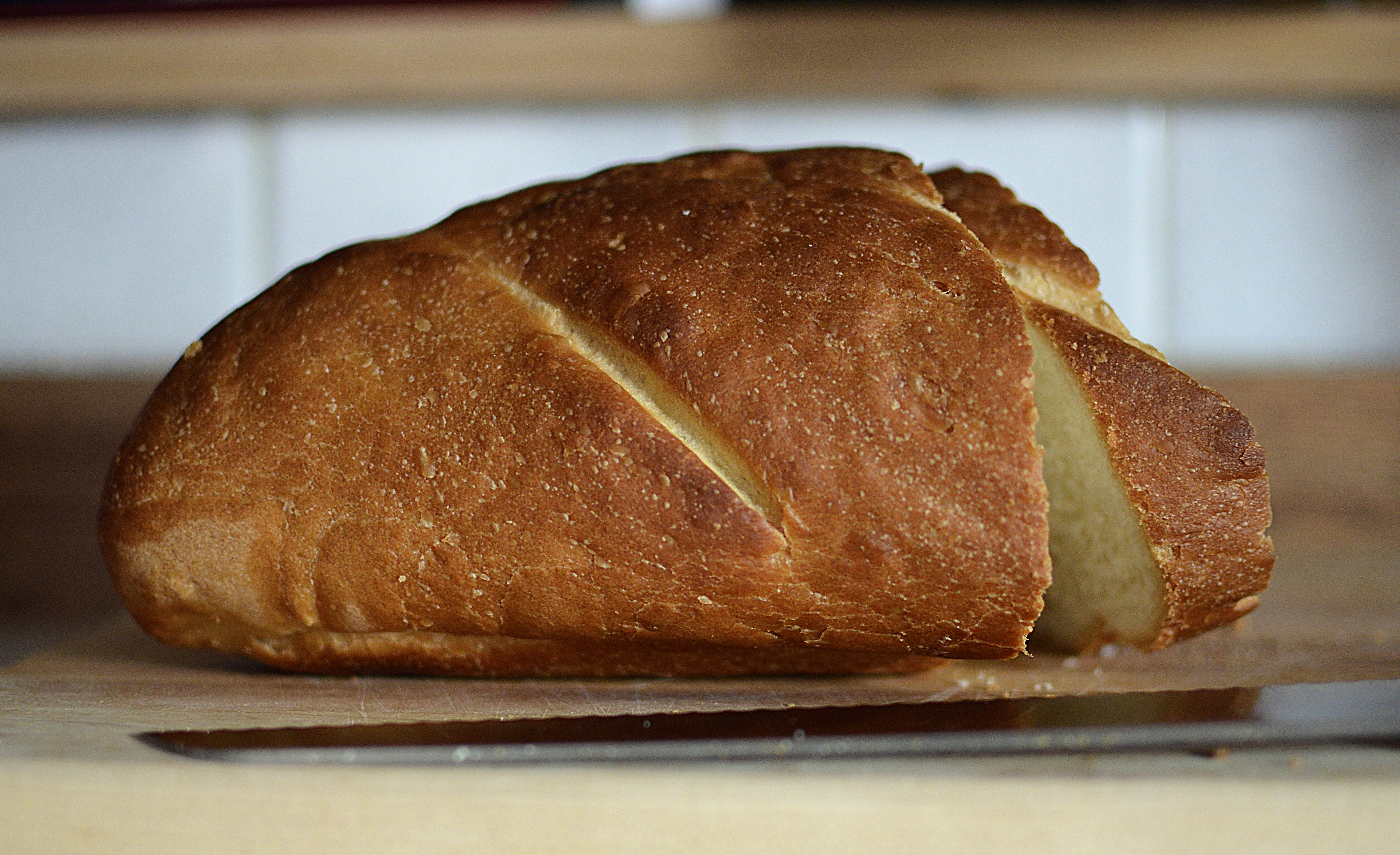 Как черствый хлеб сделать мягким в микроволновке или духовке