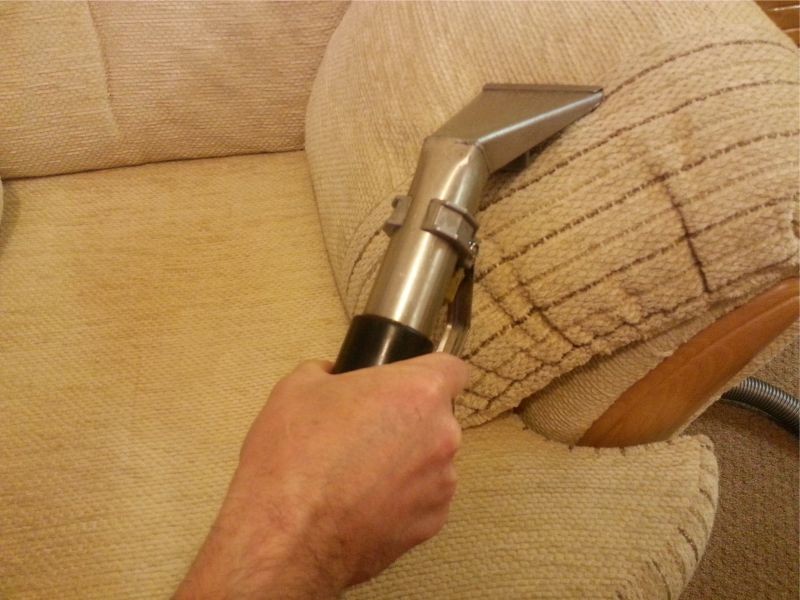 Пылесос для чистки мягкой мебели: какой лучше выбрать для влажной уборки диванов