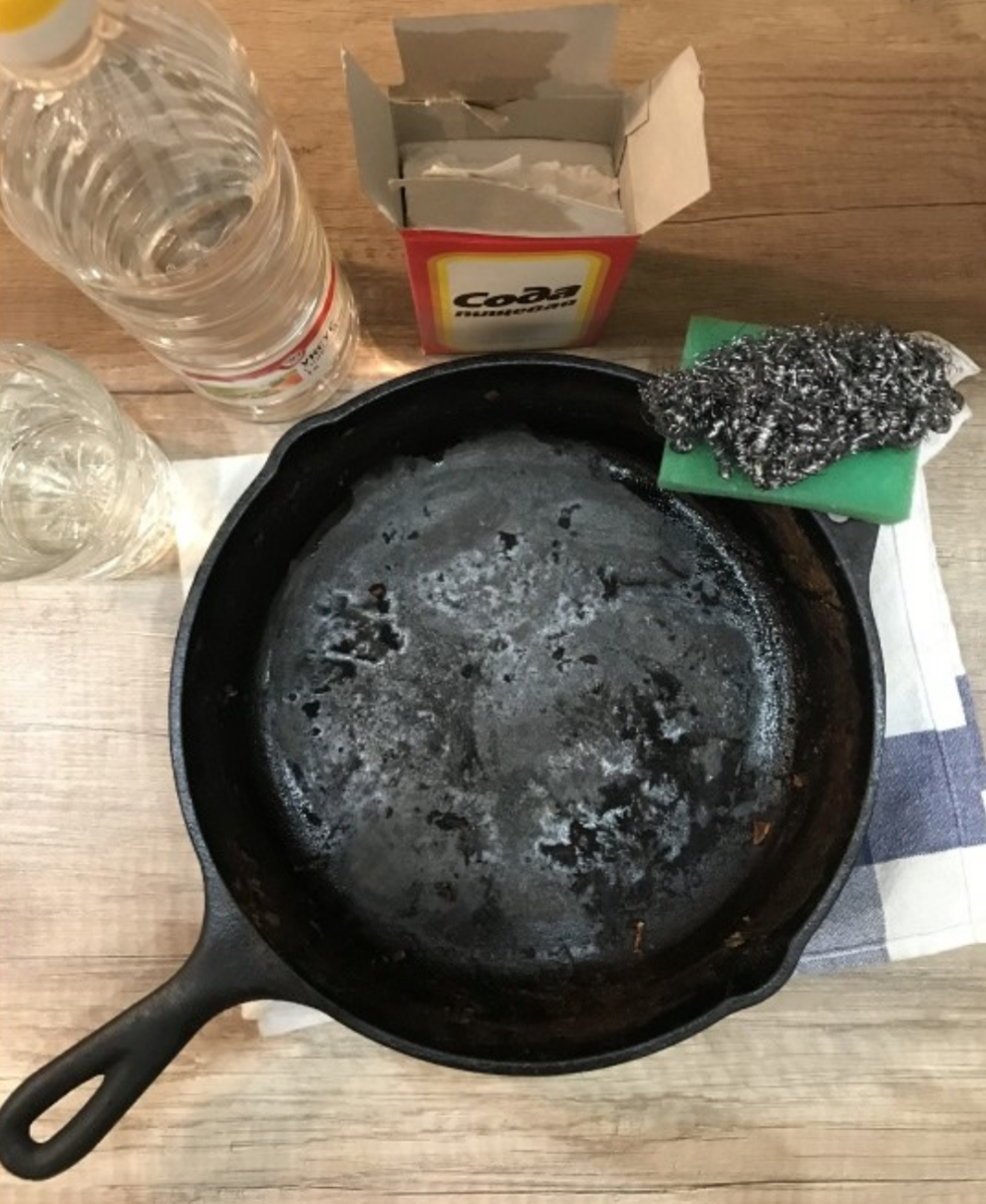 Чугунная сковорода пригорает - что делать: 3 способа устранения проблемы и 4 рецепта | mirnadivane.ru