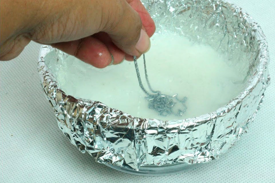 Как почистить серебро в домашних условиях с фольгой и содой