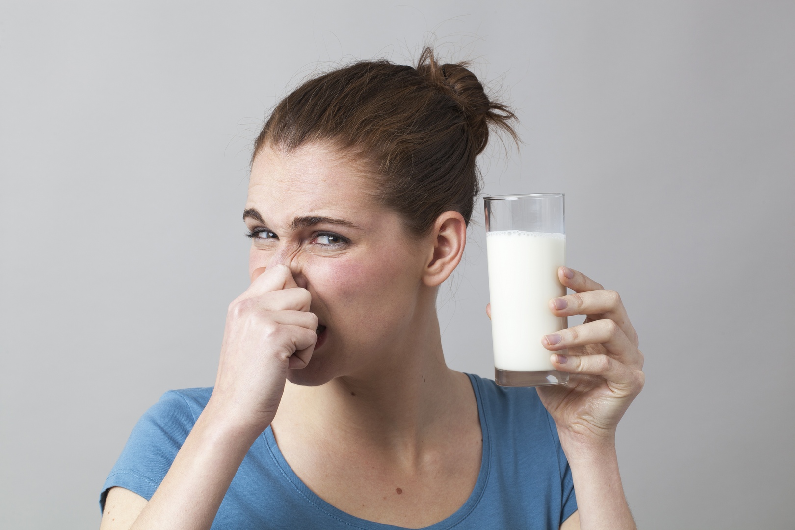 Как проверить молоко на натуральность: проверка на качество, жирность и антибиотики в домашних условиях