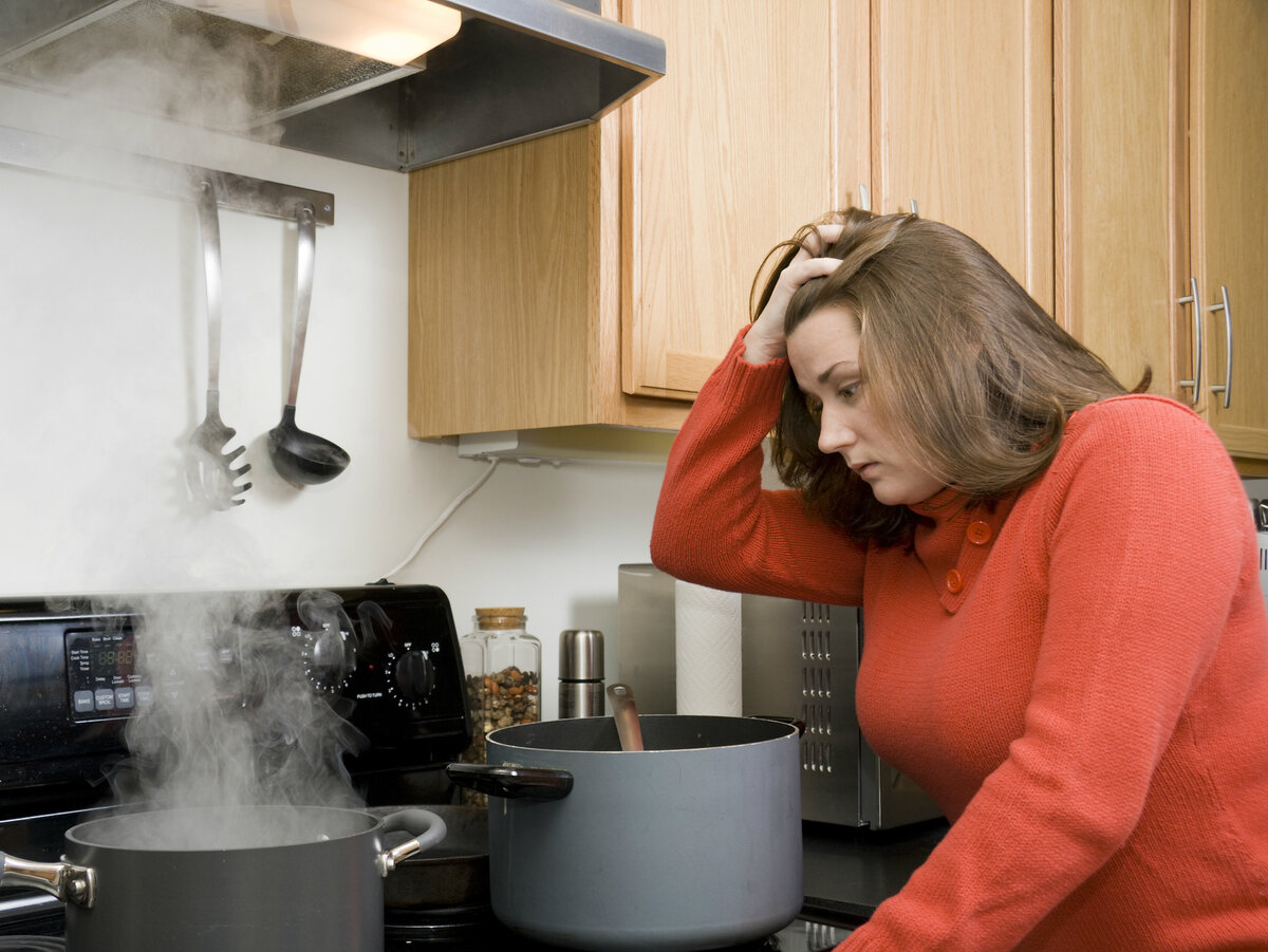 Как быстро избавиться от запаха гари в квартире от сгоревшей кастрюли или еды на кухне Для это действуйте быстро, пока запах не успел впитаться в мебель