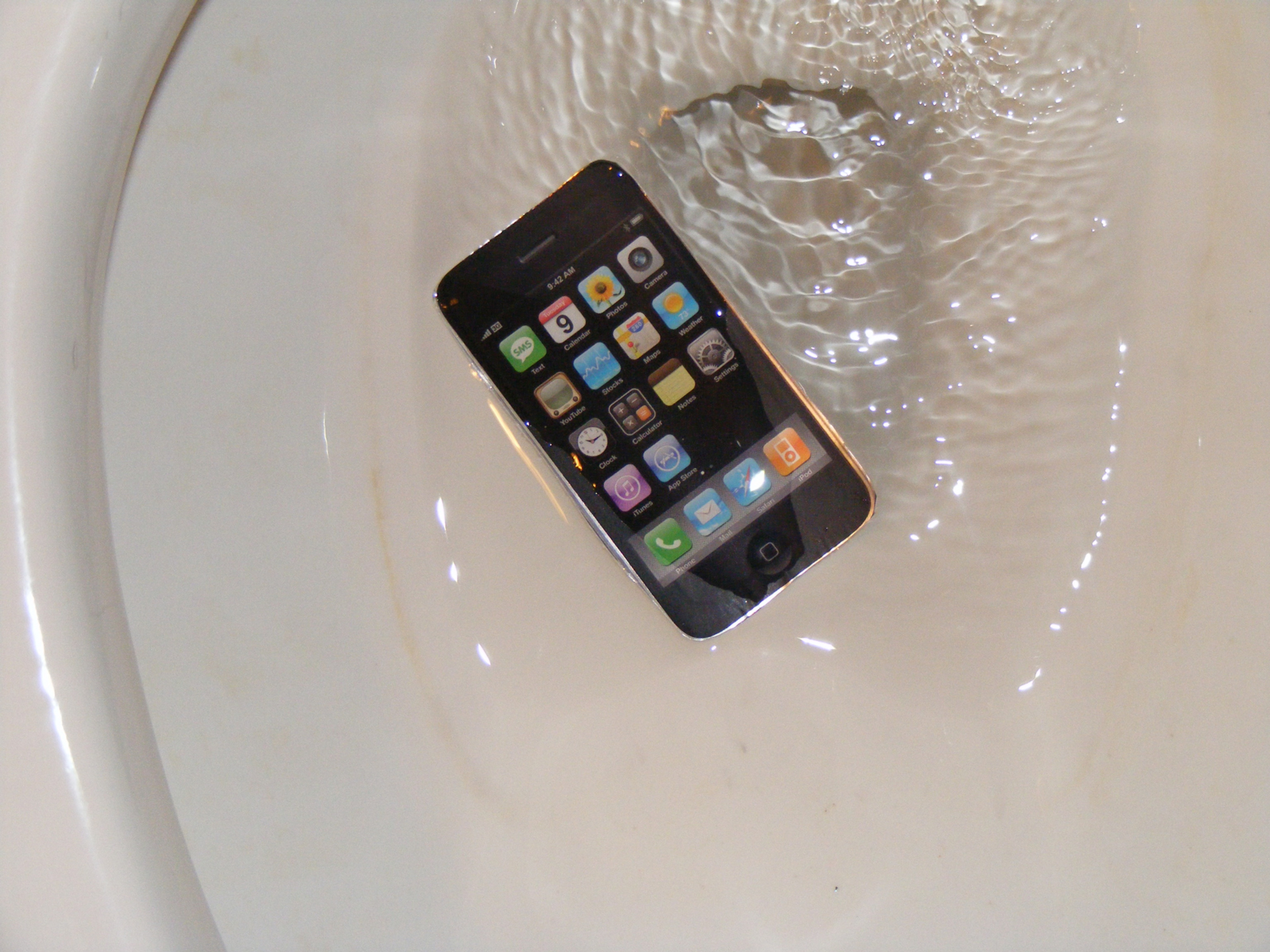 Что делать, если телефон упал в воду: 5 способов его спасения