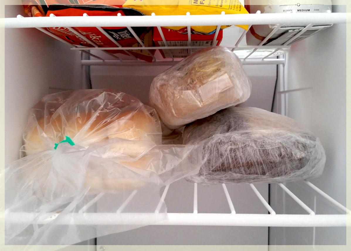 Как правильно сохранить хлеб свежим и хрустящим надолго и можно ли хранить его в холодильнике В какой хлебнице лучше всего хранить хлеб, чтобы он не черствел и не плесневел