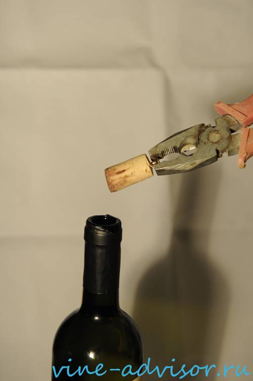Как открыть вино штопором и без штопора
