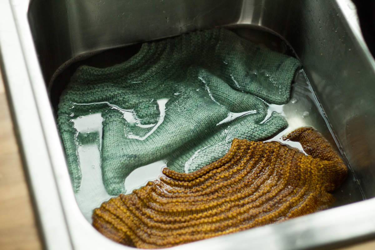 Стирка шерстяного свитера: как очистить вручную и в стиральной машине