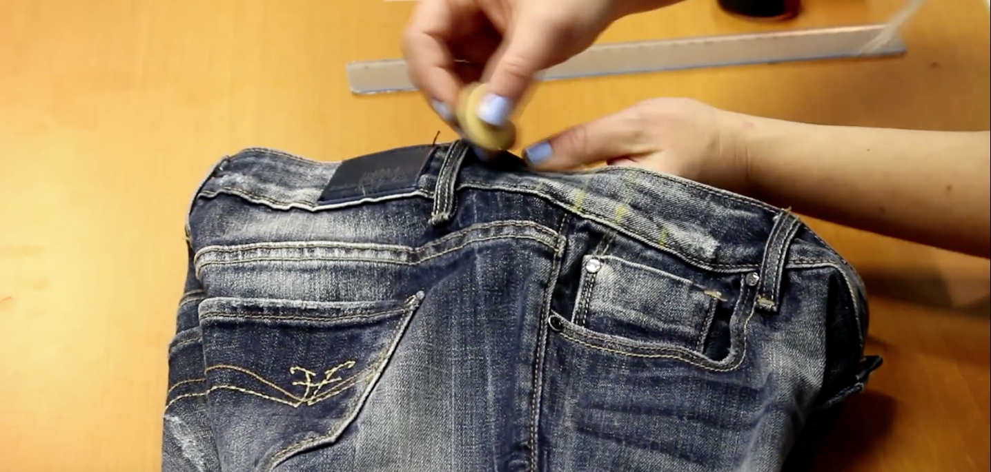 Несколько способов растянуть узкие джинсы: от горячей воды до распылителя