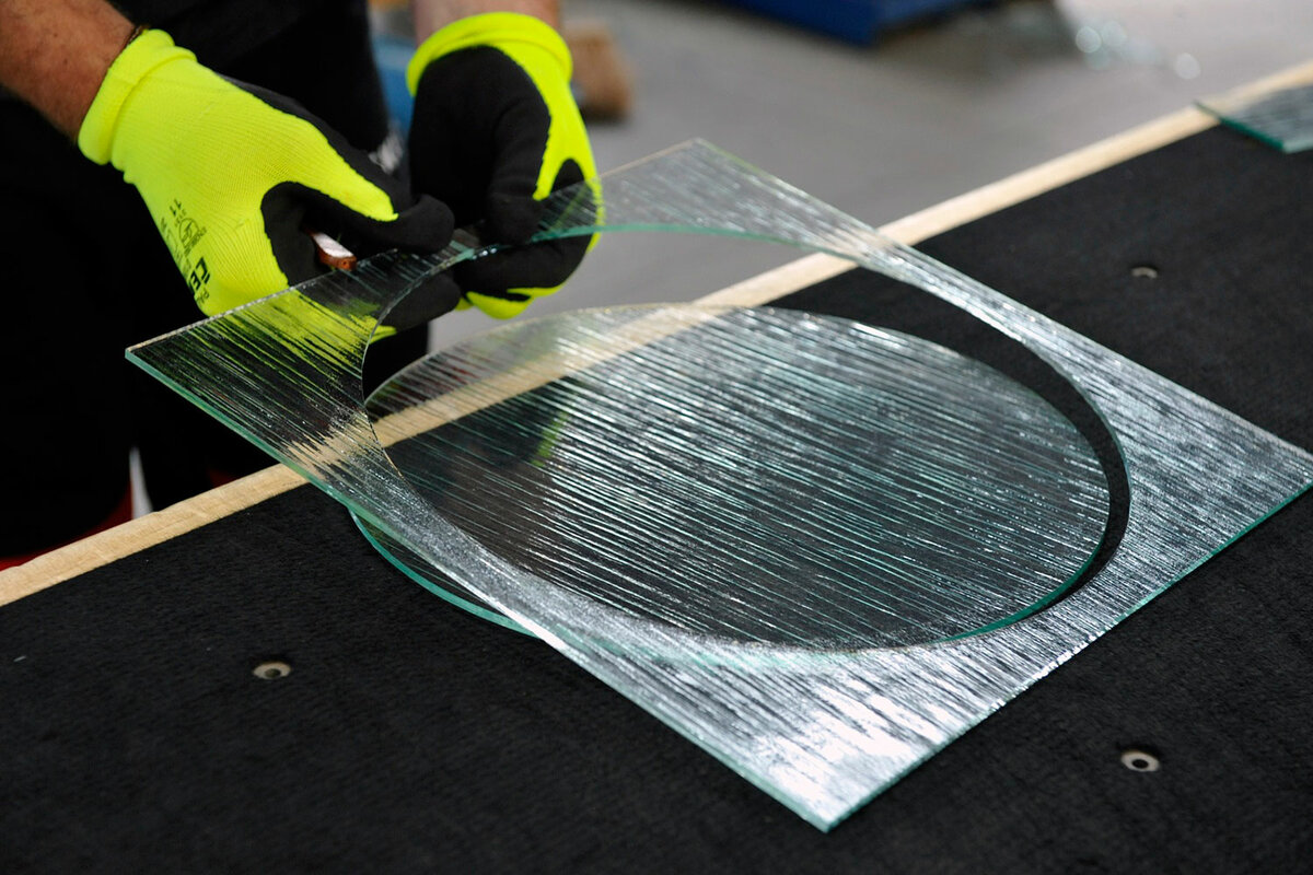Как разрезать стекло 🔨 стеклорезом правильно своими руками в домашних условиях