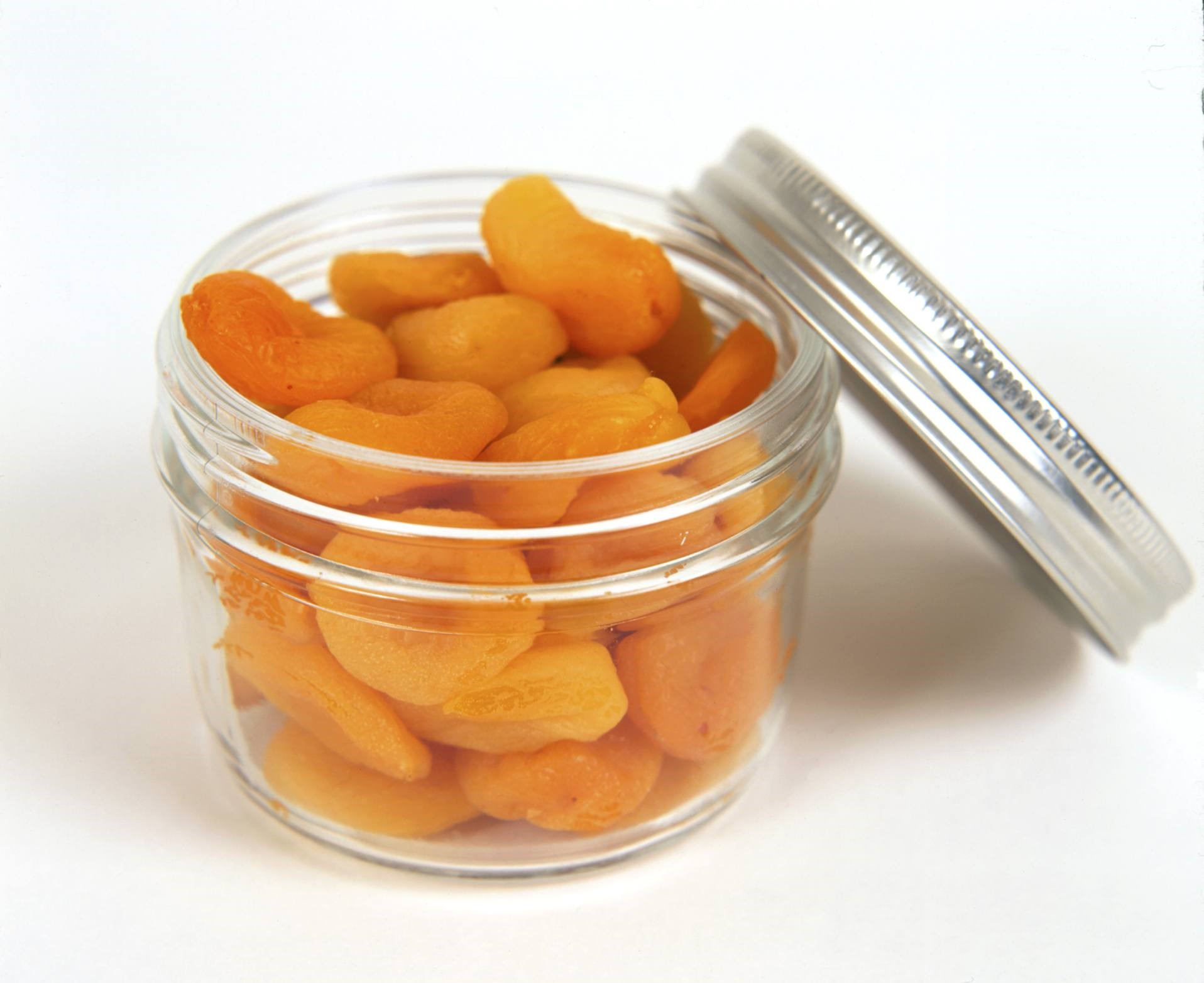Трудно переоценить полезные свойства абрикосов Сушеные плоды ничем не уступают свежим, но в домашних условиях их нужно правильно хранить Как, где и в чем – расскажем подробно
