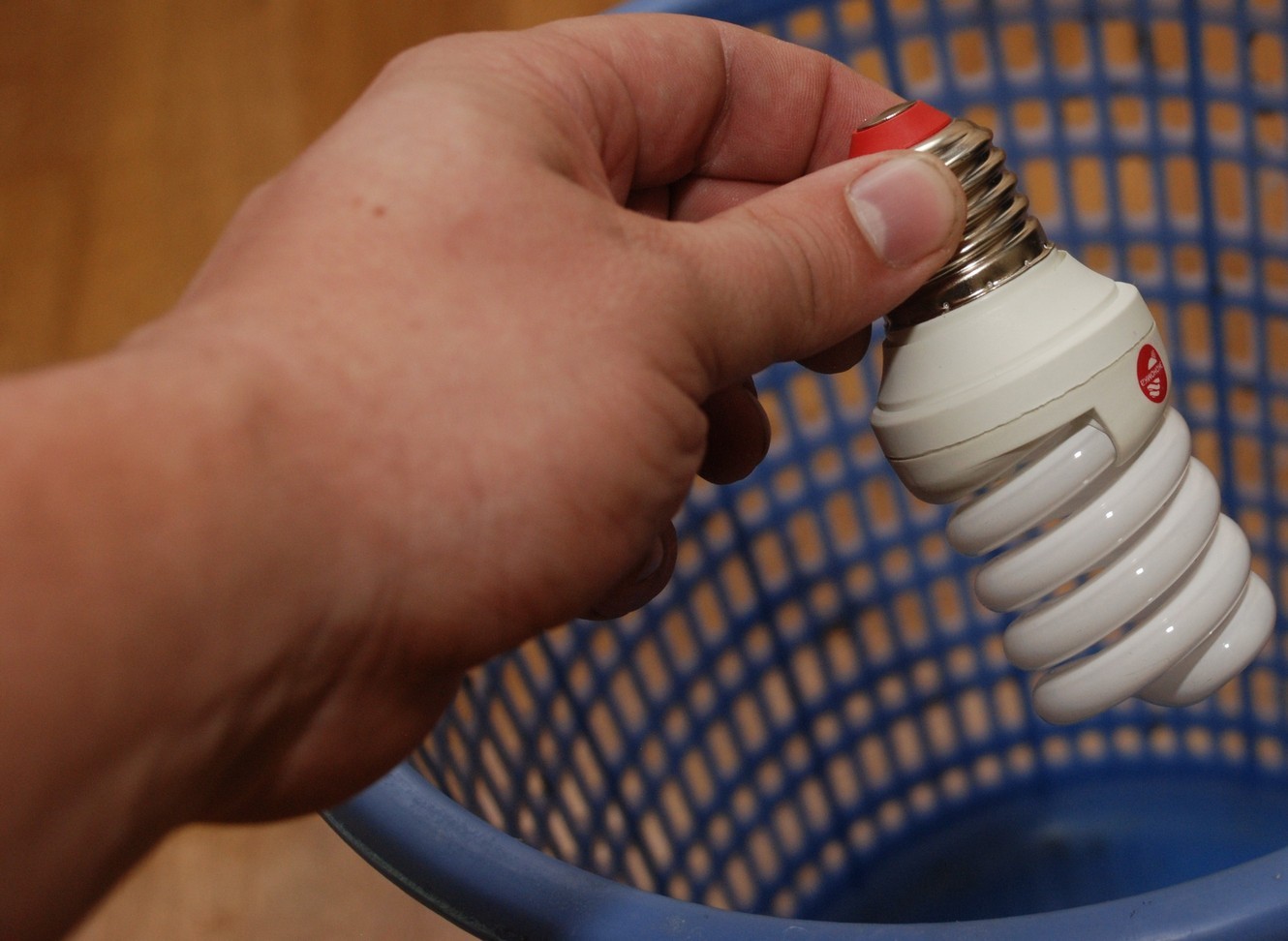 Что делать, если разбилась энергосберегающая лампочка?