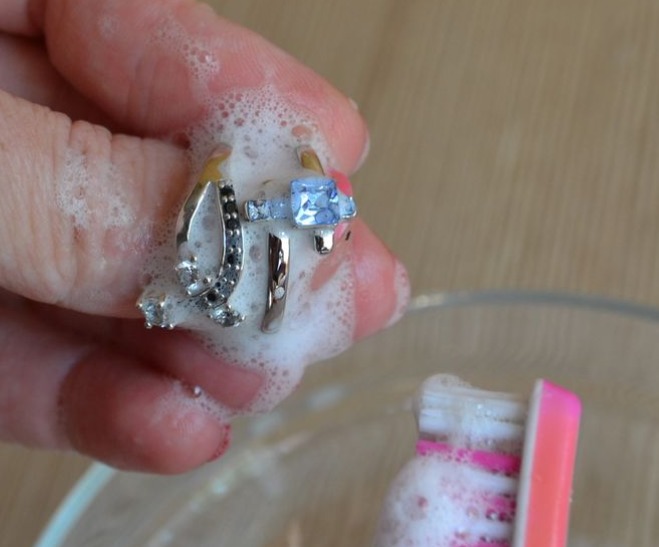 Как почистить серебро с камнями в домашних условиях: 14 способов и 5 средств