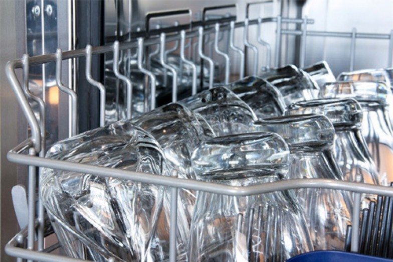 Почему налет на посуде после посудомоечной машины: причины, как избавиться, очистить