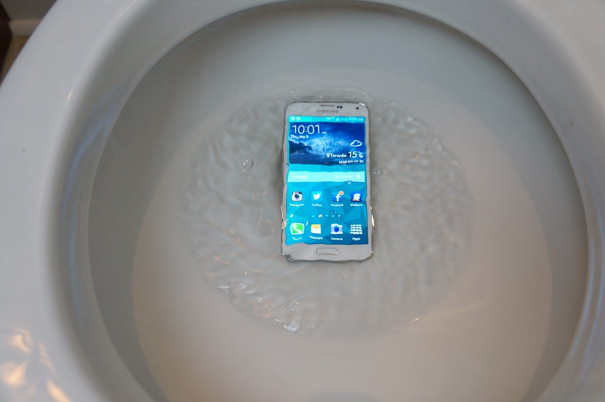 Что делать, если телефон упал в воду, как высушить смартфон