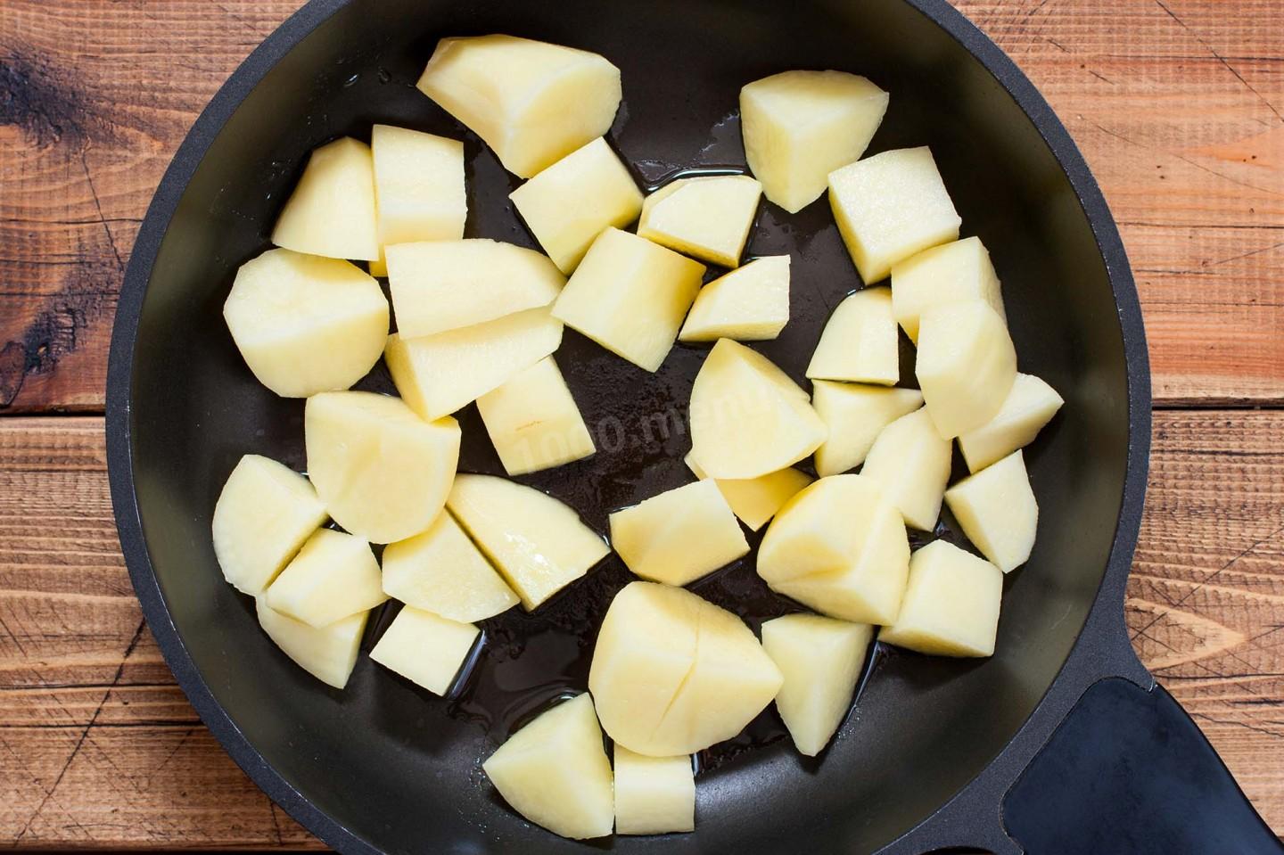Картошка на сливочном масле на сковороде. Картофель кубиками на сковороде. Жареная картошка кубиками на сковороде. Торт сковорода с картошкой. Положить картошку в сковороду.