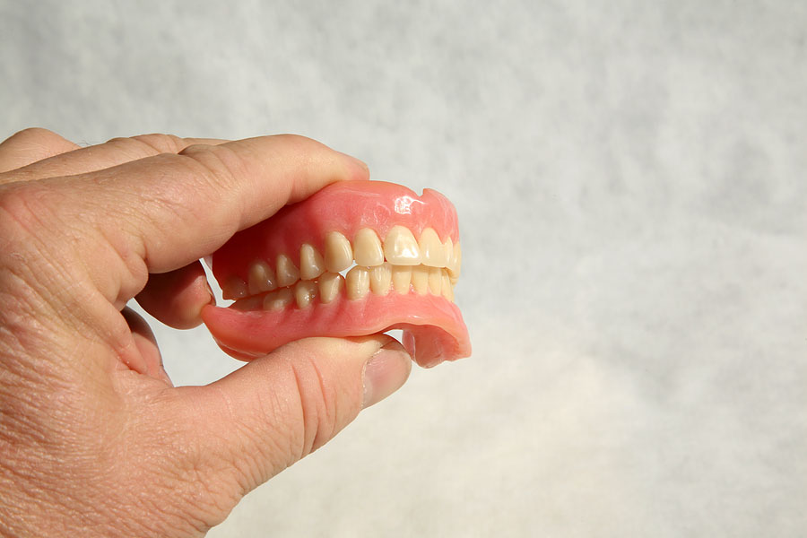 Как хранить съемные зубные протезы: ночью или днем