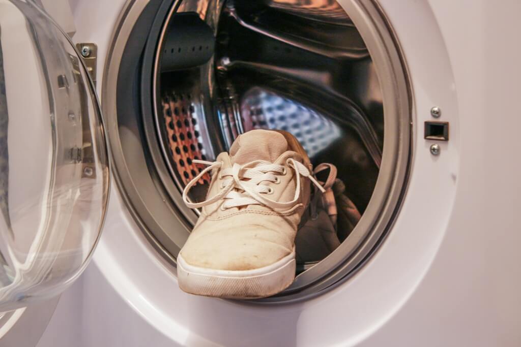 Как стирать кроссовки и спортивную обувь вручную и в машинке