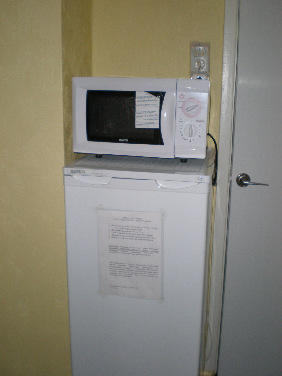 Можно ли ставить микроволновку на холодильник сверху. Микроволновку на холодильник. СВЧ на холодильнике. Микроволновке на холодильнике. Микроволновая печь на холодильнике.