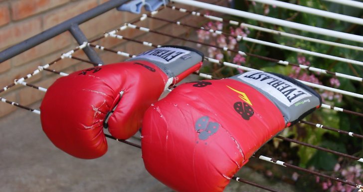 Советы и рекомендации, как постирать боксерские перчатки и правильно за ними ухаживать